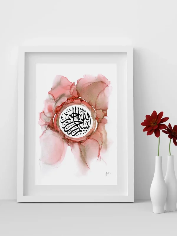 Lámina impresa Basmala – Caligrafía árabe en colores rosa y dorado