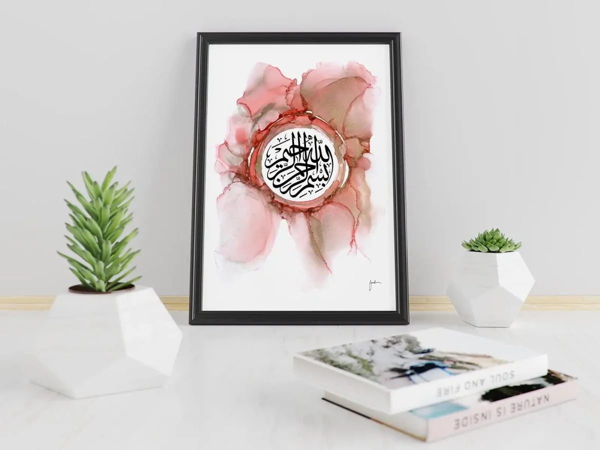 Lámina impresa Basmala – Caligrafía árabe en colores rosa y dorado