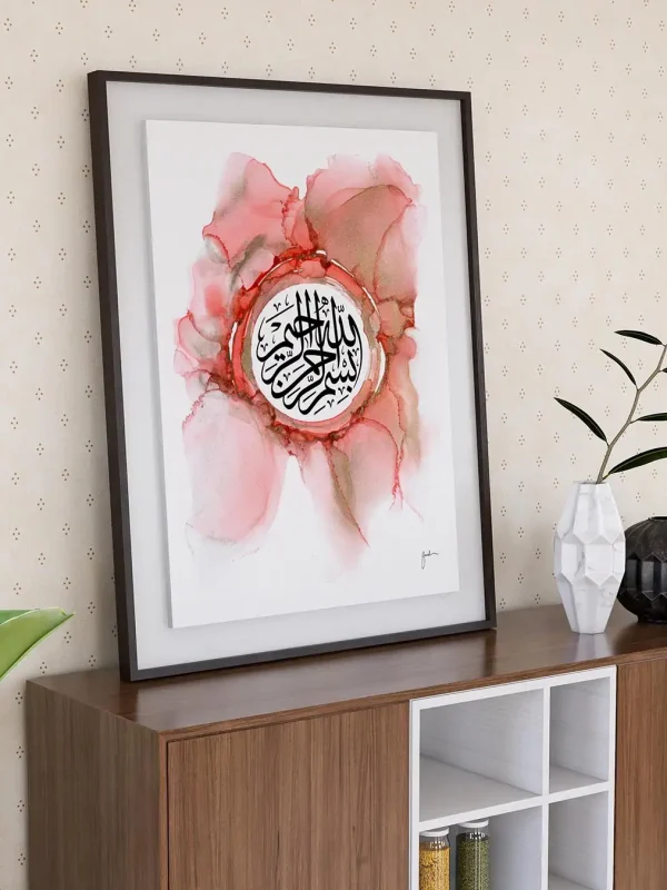 Lámina impresa Basmala – Caligrafía árabe en colores rosa y dorado