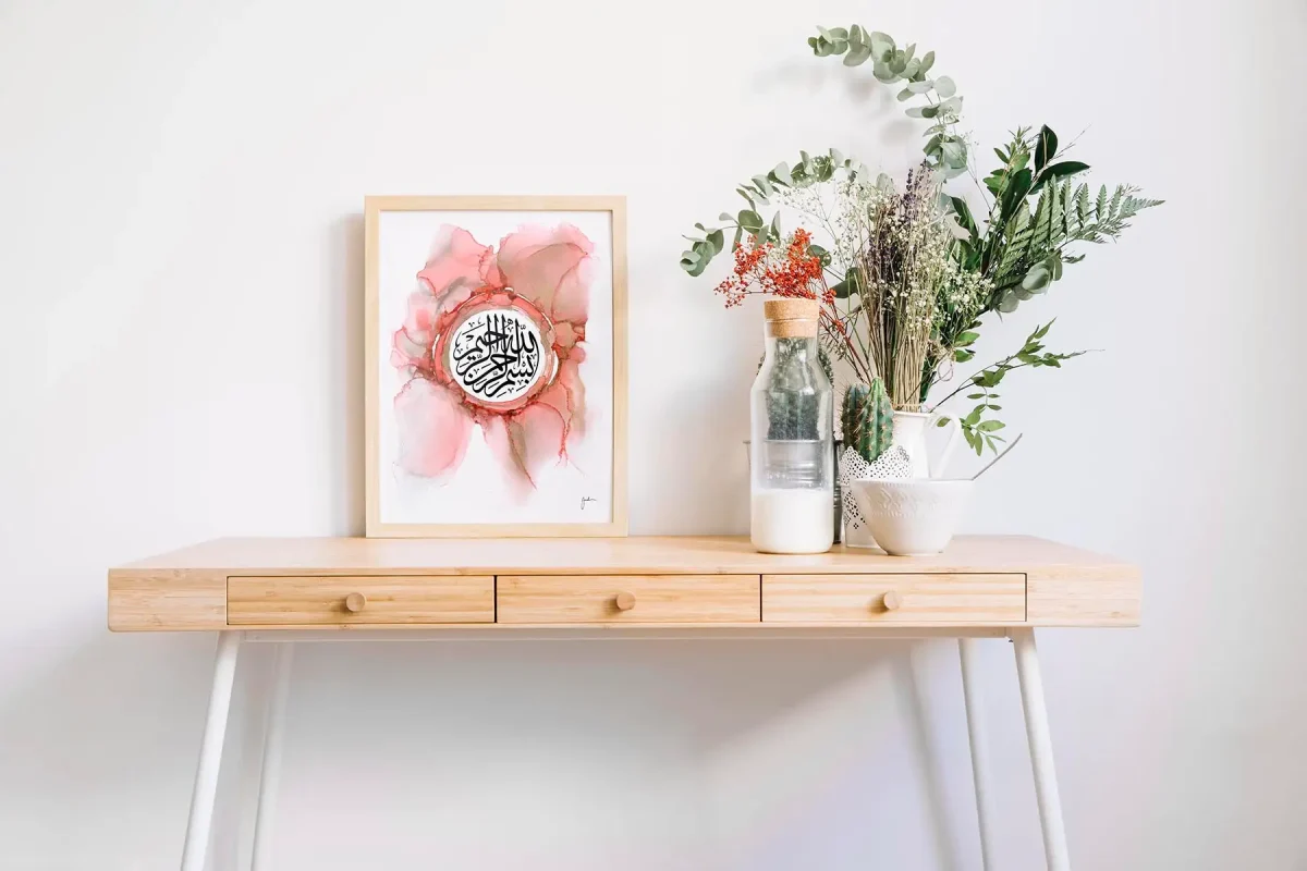 Lámina impresa Basmala – Caligrafía árabe en colores rosa y dorado