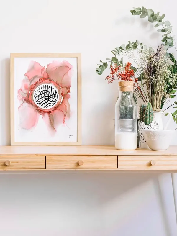 Lámina impresa Basmala – Caligrafía árabe en colores rosa y dorado