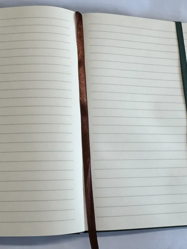 Interior pautado del Cuaderno Lauh Editorial - hojas a rayas con marcapáginas