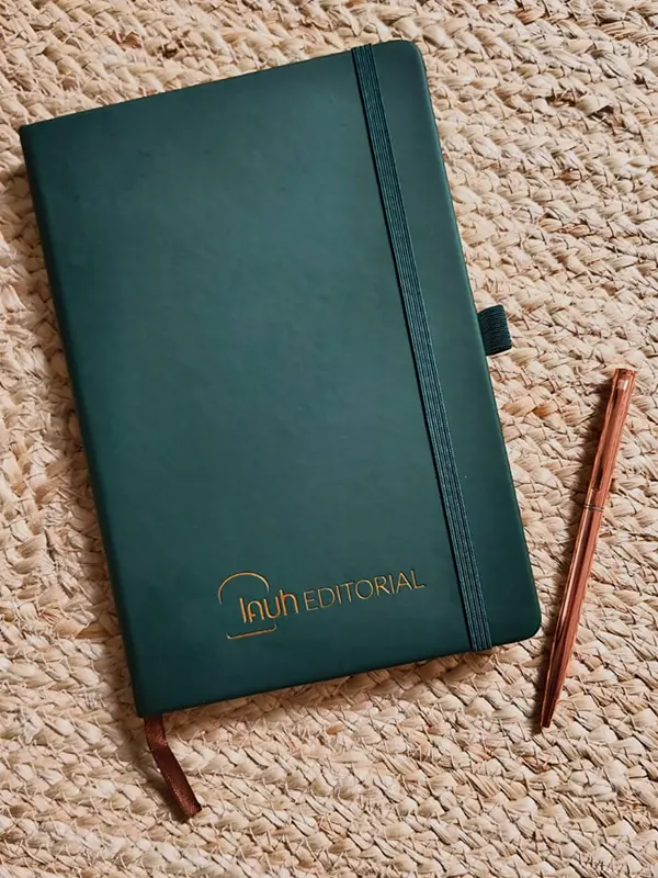 Cuaderno Lauh Editorial - tapa dura verde con logo dorado y bolígrafo