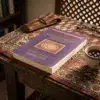 Dalail Al-Jairat de Muhammad Al-Yazuli, sobre una mesa de madera con la sombra de una celosía