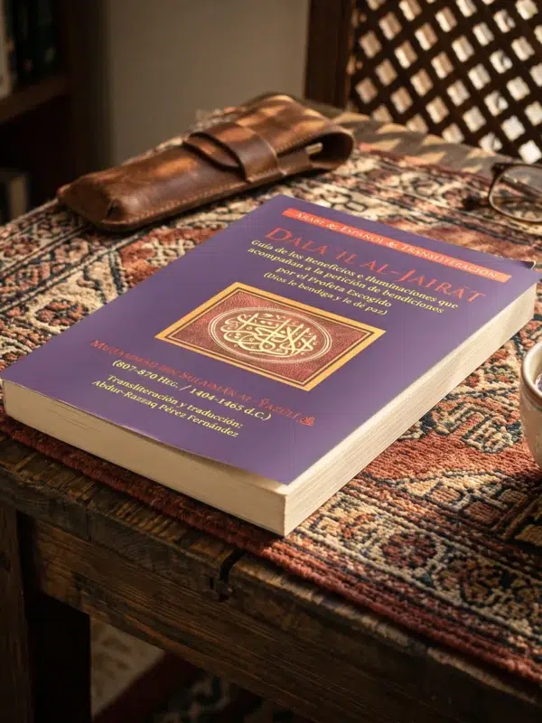 Dalail Al-Jairat de Muhammad Al-Yazuli, sobre una mesa de madera con la sombra de una celosía