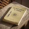 De qué habla el Corán de Vicente Mansur Mota, sobre una mesa de madera con la sombra de una celosía