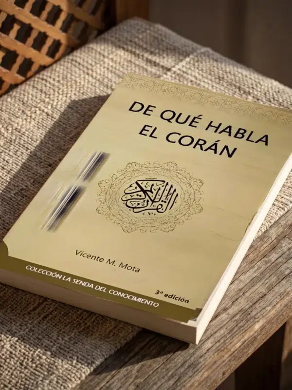 De qué habla el Corán de Vicente Mansur Mota, sobre una mesa de madera con la sombra de una celosía