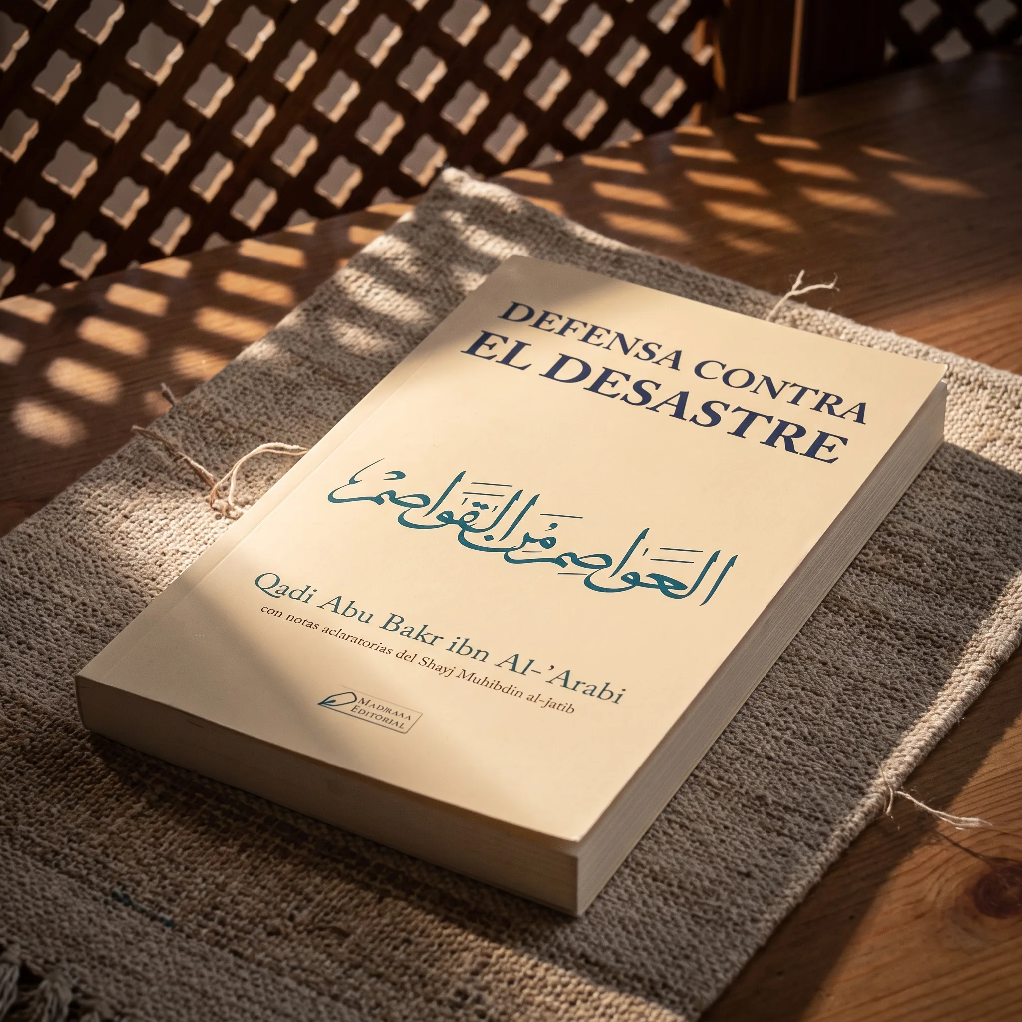 Defensa contra el desastre de Qadi Abu Bakr ibn al Arabi, sobre una mesa de madera con la sombra de una celosía