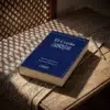 El Corán en Español, sobre una mesa de madera con la sombra de una celosía