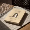 El inicio de la Guía de Abu Hamid Al-Gazali (Algazel), sobre una mesa de madera con la sombra de una celosía