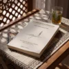 El libro de la iluminación por el abandono del control de Ahmad Ibn Ataillah Al-Iskandari, sobre una mesa de madera con la sombra de una celosía