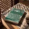El libro de la intención, la sinceridad y la veracidad de Abu Hamid Al-Gazali (Algazel), sobre una mesa de madera con la sombra de una celosía