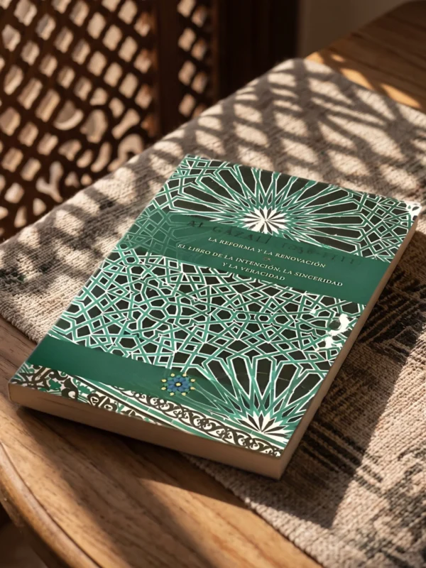 El libro de la intención, la sinceridad y la veracidad de Abu Hamid Al-Gazali (Algazel), sobre una mesa de madera con la sombra de una celosía
