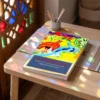 El libro del conocimiento para niños - Libro de ejercicios- Al Ghazali de Abu Hamid Al-Gazali (Algazel), sobre una mesa de madera con la sombra de una celosía