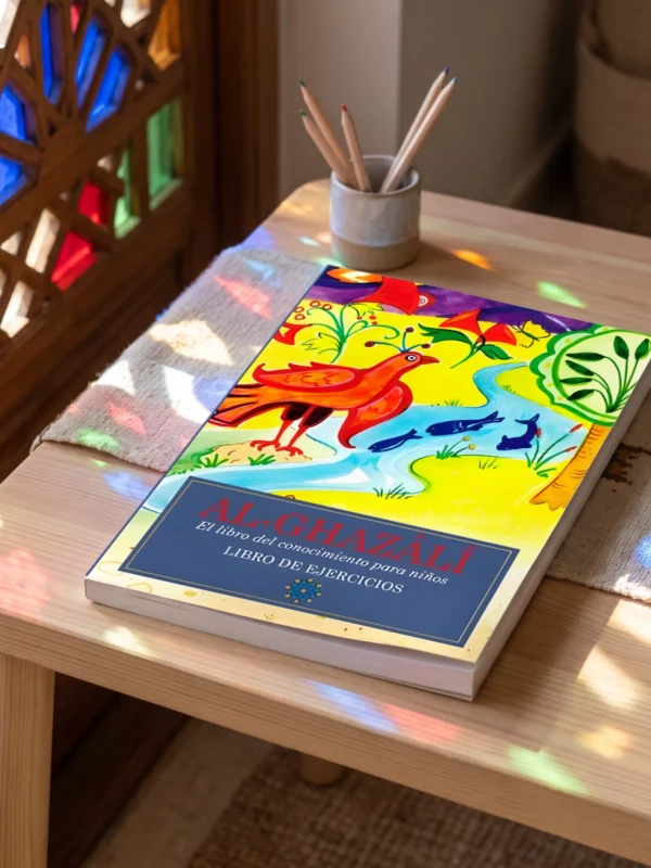 El libro del conocimiento para niños - Libro de ejercicios- Al Ghazali de Abu Hamid Al-Gazali (Algazel), sobre una mesa de madera con la sombra de una celosía