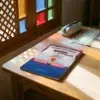 El Profeta Yunus y la ballena de Ahmed Bermejo, sobre una mesa de madera con la sombra de una celosía