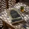 El sufismo, Corazón del Islam de Shaij Khaled Bentounés, sobre una mesa de madera con la sombra de una celosía