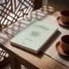 La Futuwah - La nobleza de carácter en el Islam de Imam Al-Sulami, sobre una mesa de madera con la sombra de una celosía