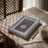 Islam y Occidente. Nuevas reflexiones para tiempos de crisis de Ahmed Paul Keeler, sobre una mesa de madera con la sombra de una celosía