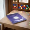 La luna llena ha salido sobre nosotros de Muhammad Mujtar Medinilla, sobre una mesa de madera con la sombra de una celosía