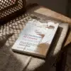 La Purificación del Corazón de Hamza Yusuf, sobre una mesa de madera con la sombra de una celosía