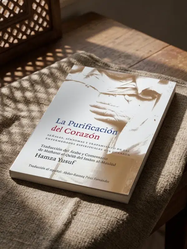 La Purificación del Corazón de Hamza Yusuf, sobre una mesa de madera con la sombra de una celosía