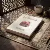 La Tuhfah de Anselm Turmeda, sobre una mesa de madera con la sombra de una celosía