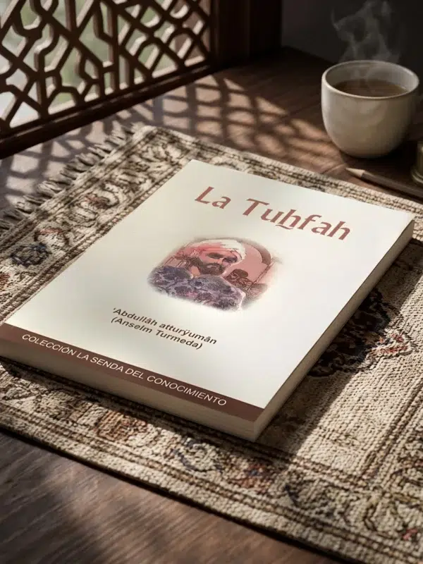 La Tuhfah de Anselm Turmeda, sobre una mesa de madera con la sombra de una celosía