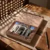Las Máximas de Sabiduría de Ibn 'Ata' Allah de Ibn 'Ata' Allah Al-Iskandari, sobre una mesa de madera con la sombra de una celosía