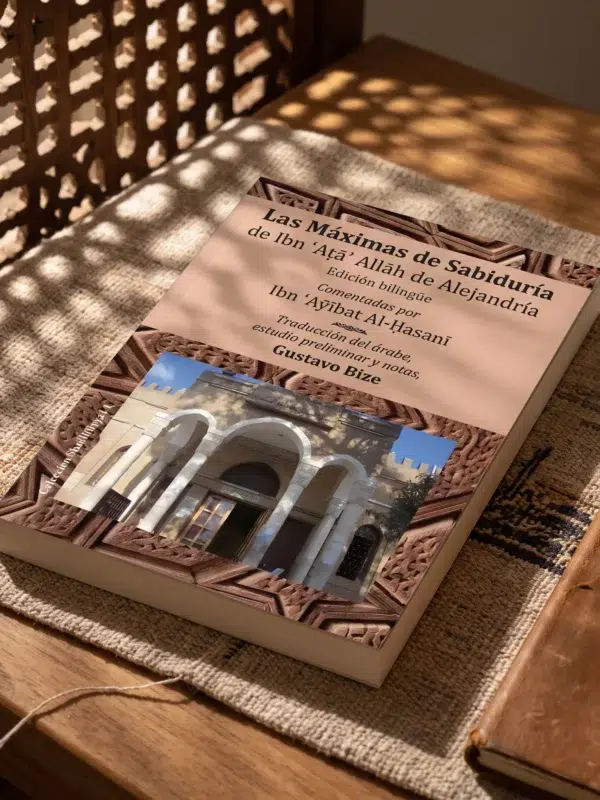 Las Máximas de Sabiduría de Ibn 'Ata' Allah de Ibn 'Ata' Allah Al-Iskandari, sobre una mesa de madera con la sombra de una celosía