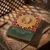 Las sublimes cualidades del Profeta Muhammad ﷺ de Imam At-Tirmidhi, sobre una mesa de madera con la sombra de una celosía