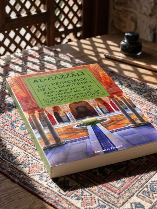 Libro 2 - Los principios de la doctrina de Imam Al-Gazzali, sobre una mesa de madera con la sombra de una celosía