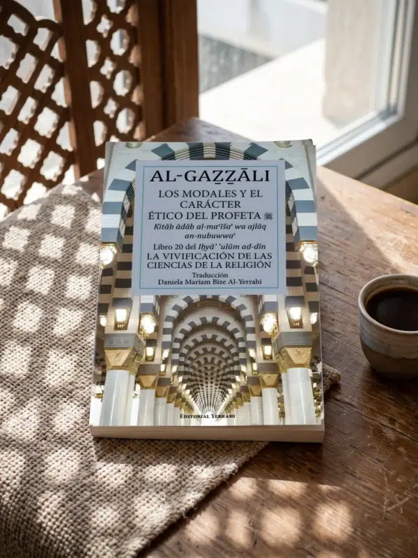 Libro 20 - Los modales y el carácter ético del Profeta de Imam Al-Gazzali, sobre una mesa de madera con la sombra de una celosía