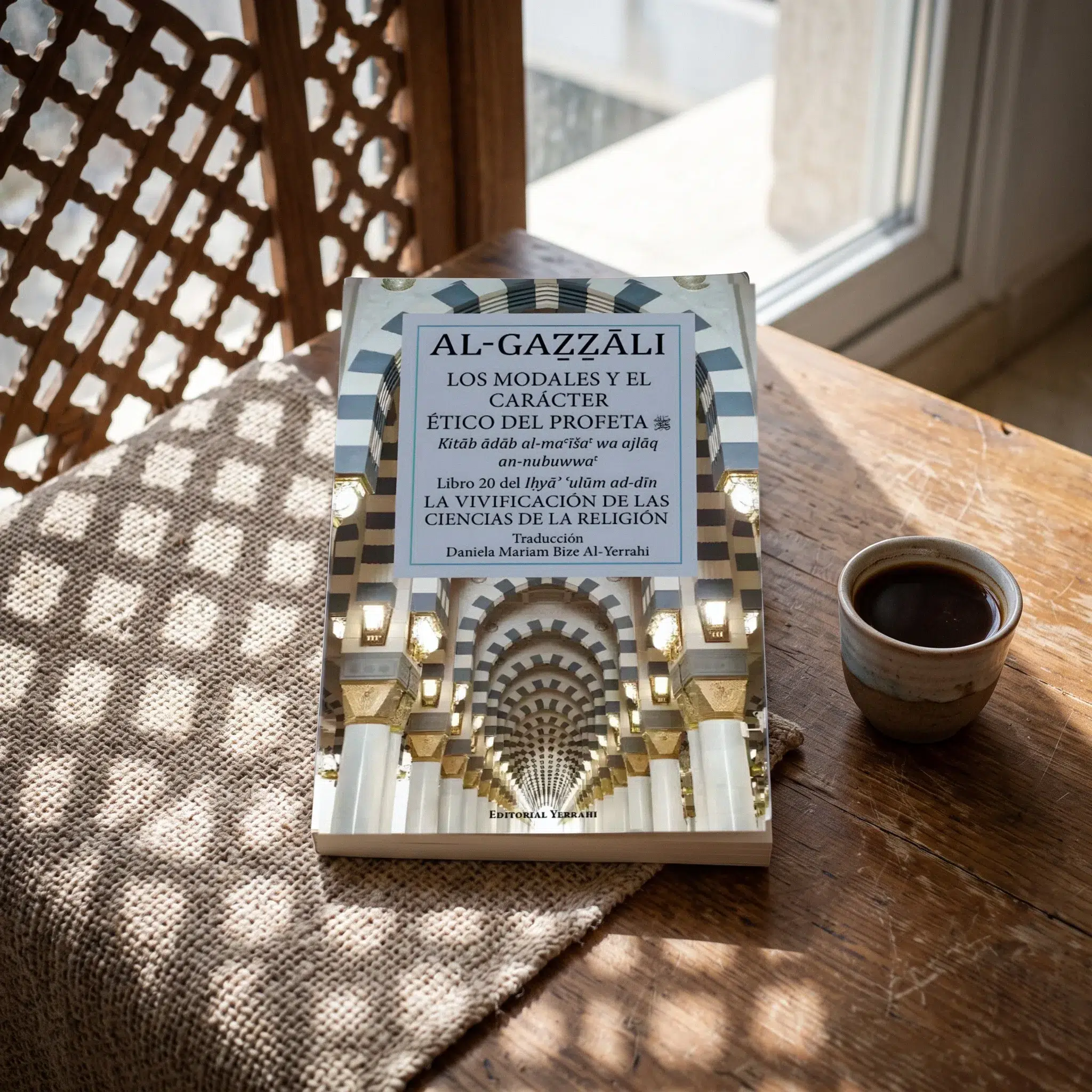 Libro 20 - Los modales y el carácter ético del Profeta de Imam Al-Gazzali, sobre una mesa de madera con la sombra de una celosía
