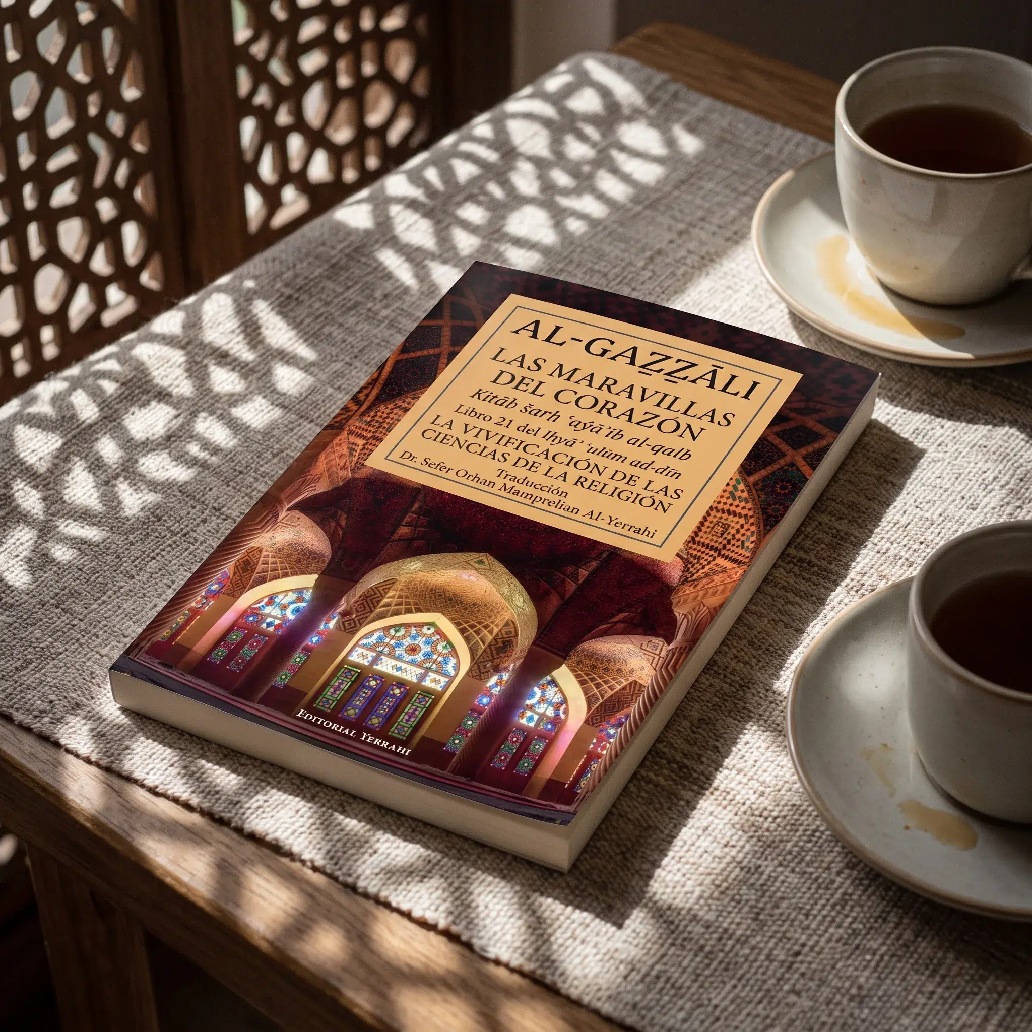 Libro 21 - Las maravillas del corazón de Imam Al-Gazzali, sobre una mesa de madera con la sombra de una celosía