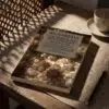 Libro 24 - Los perjuicios de la lengua de Imam Al-Gazzali, sobre una mesa de madera con la sombra de una celosía