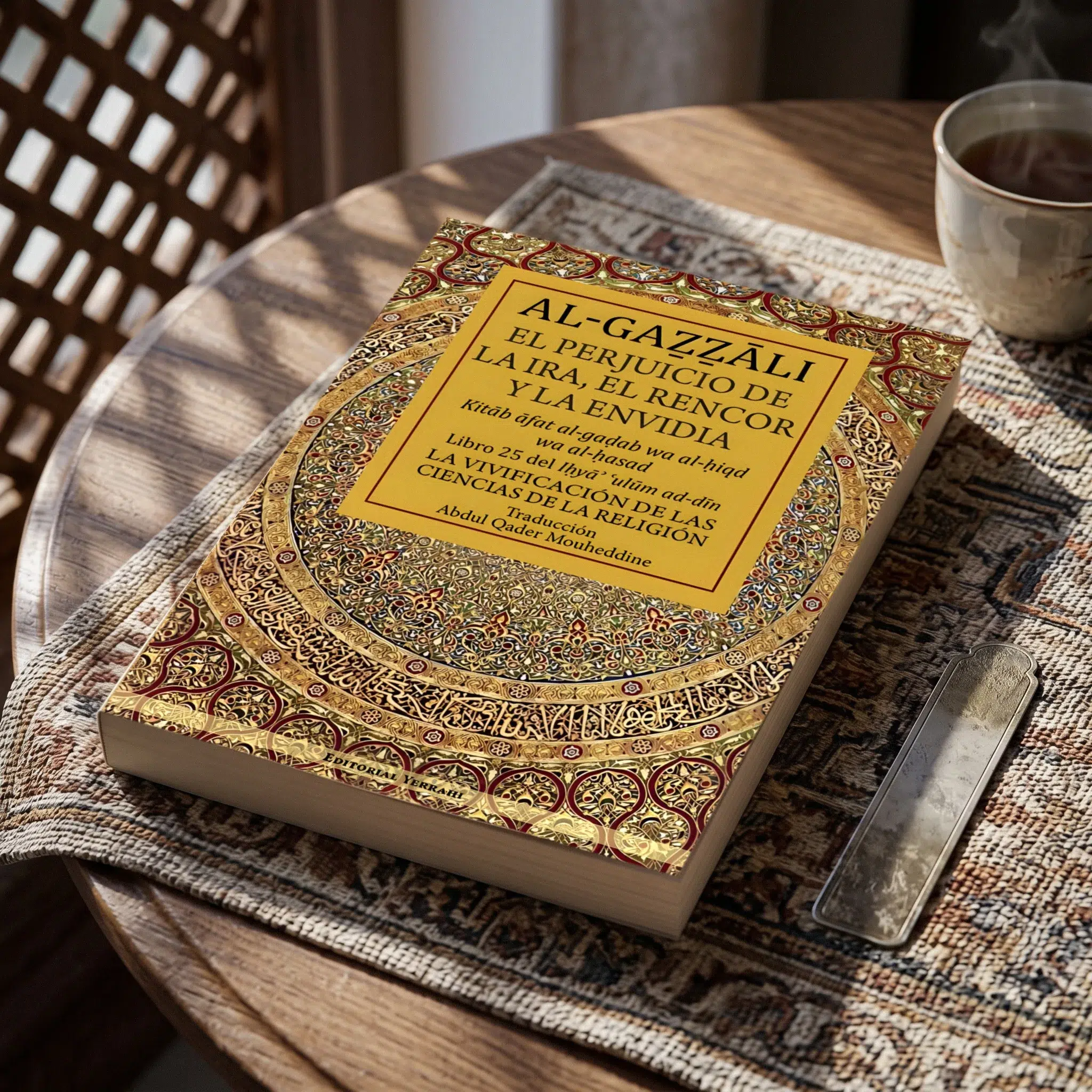 Libro 25 - El perjuicio de la ira, el rencor y la envidia de Imam Al-Gazzali, sobre una mesa de madera con la sombra de una celosía