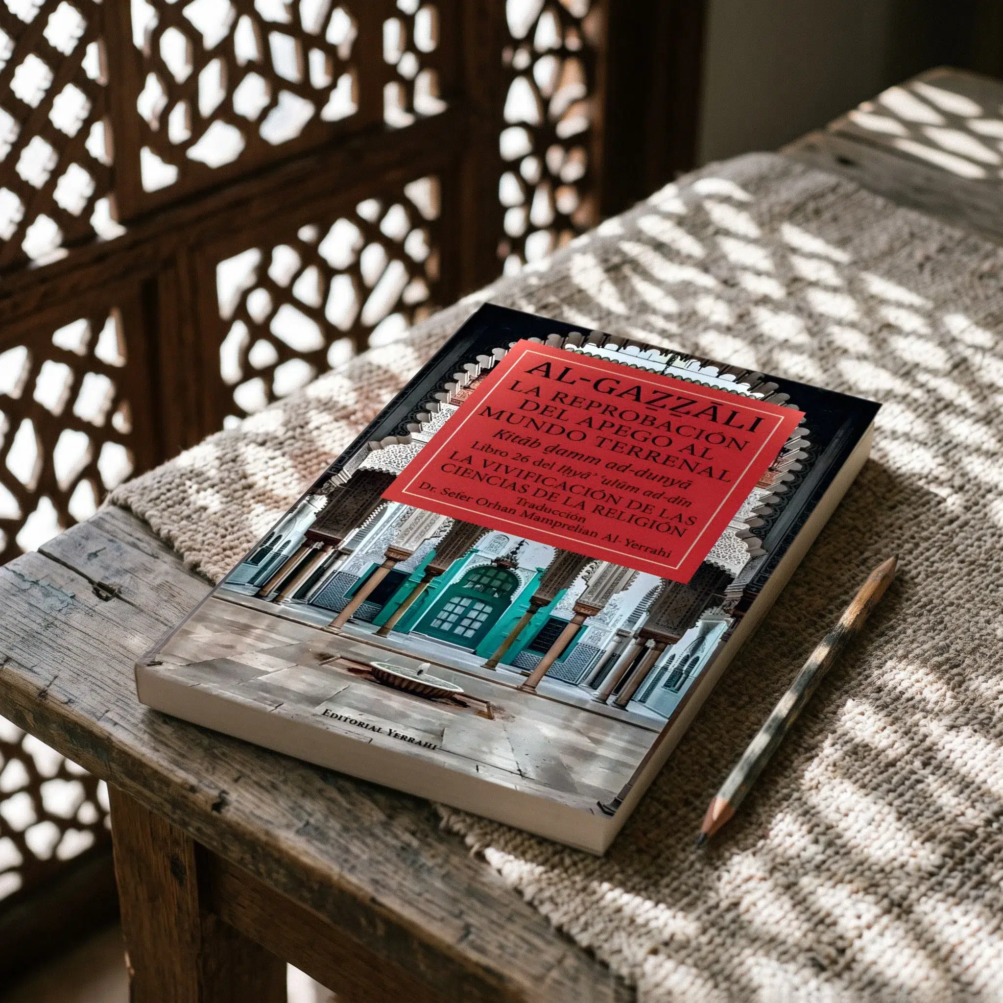 Libro 26 - La reprobación del apego al mundo terrenal de Imam Al-Gazzali, sobre una mesa de madera con la sombra de una celosía