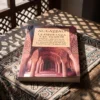 Libro 33 - La esperanza y el temor de Imam Al-Gazzali, sobre una mesa de madera con la sombra de una celosía
