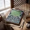 Libro 39 - La contemplación de Imam Al-Gazzali, sobre una mesa de madera con la sombra de una celosía