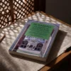 Libro 4 - Los misterios de la oración y de sus aspectos esenciales de Imam Al-Gazzali, sobre una mesa de madera con la sombra de una celosía