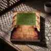 Libro 40 - El recuerdo de la muerte y lo que viene después de ella de Imam Al-Gazzali, sobre una mesa de madera con la sombra de una celosía