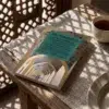 Libro 6 - Los misterios del ayuno y sus elementos importantes de Imam Al-Gazzali, sobre una mesa de madera con la sombra de una celosía