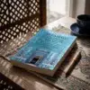 Libro 7 - Los misterios de la peregrinación y sus aspectos esenciales de Imam Al-Gazzali, sobre una mesa de madera con la sombra de una celosía