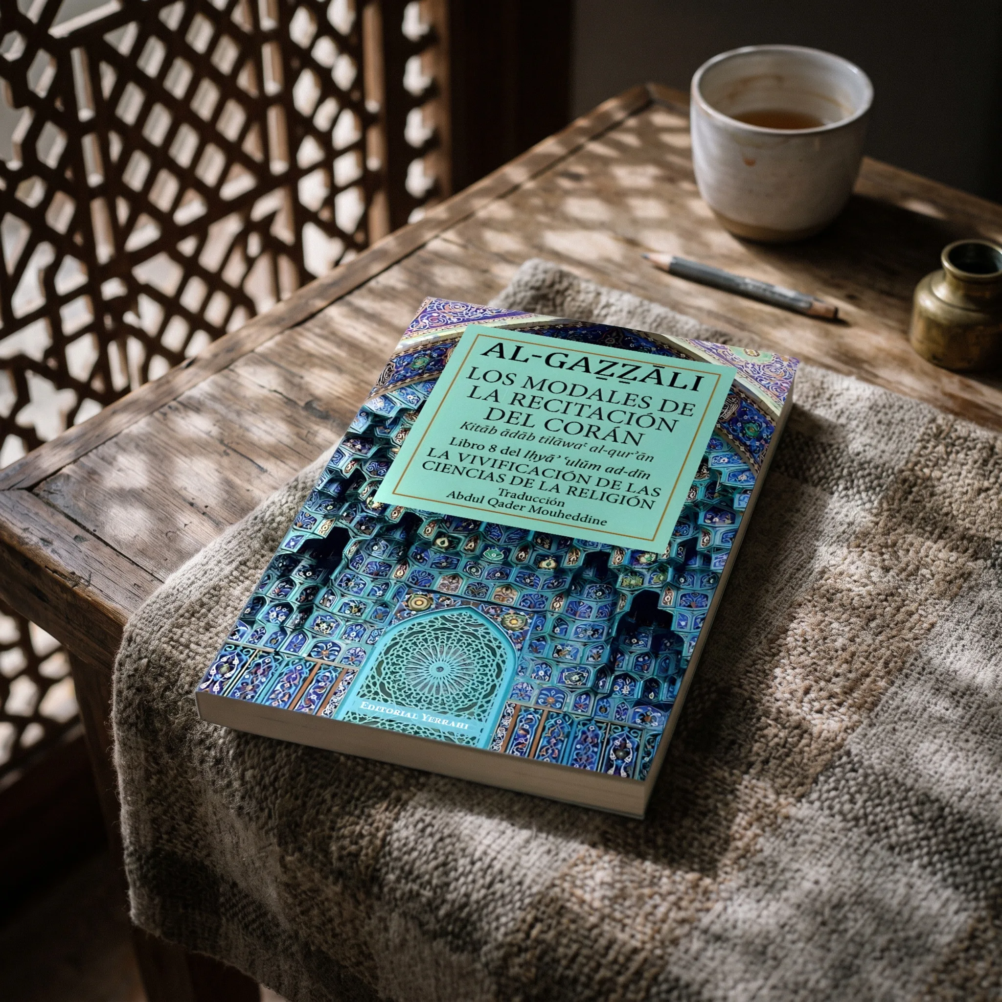Libro 8 - Los modales de la recitación del Corán de Imam Al-Gazzali, sobre una mesa de madera con la sombra de una celosía