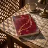 Los engarces de la sabiduría de Ibn 'Arabi, sobre una mesa de madera con la sombra de una celosía