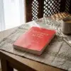 Los primeros Califas del Islam de Yalal ad-Din as-Suyuti, sobre una mesa de madera con la sombra de una celosía