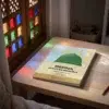 Medina, nuestra medicina de Nabila Abouayad Mohamed, sobre una mesa de madera con la sombra de una celosía
