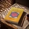 Muhammad - El Profeta del Islam de Martin Lings (Abū Bakr Siraŷuddīn), sobre una mesa de madera con la sombra de una celosía