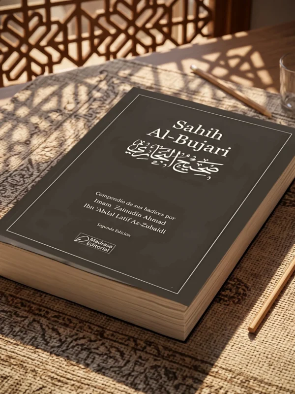 Recopilación de Hadices, Sahih Al Bujari de Muhammad Ibn Ismail Al-Bujari, sobre una mesa de madera con la sombra de una celosía